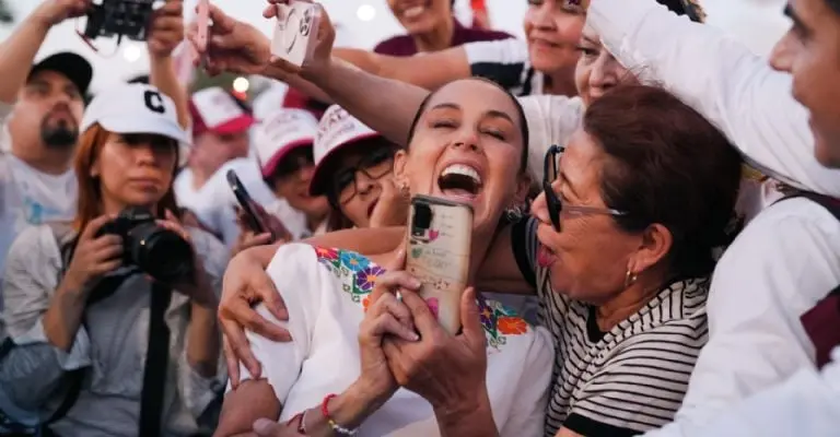 Ante las mexicanas y mexicanos de Mexicali, Claudia Sheinbaum destacó el apoyo a la educación como una de las claves para seguir con la Transformación. Foto: Cortesía Claudia Sheinbaum