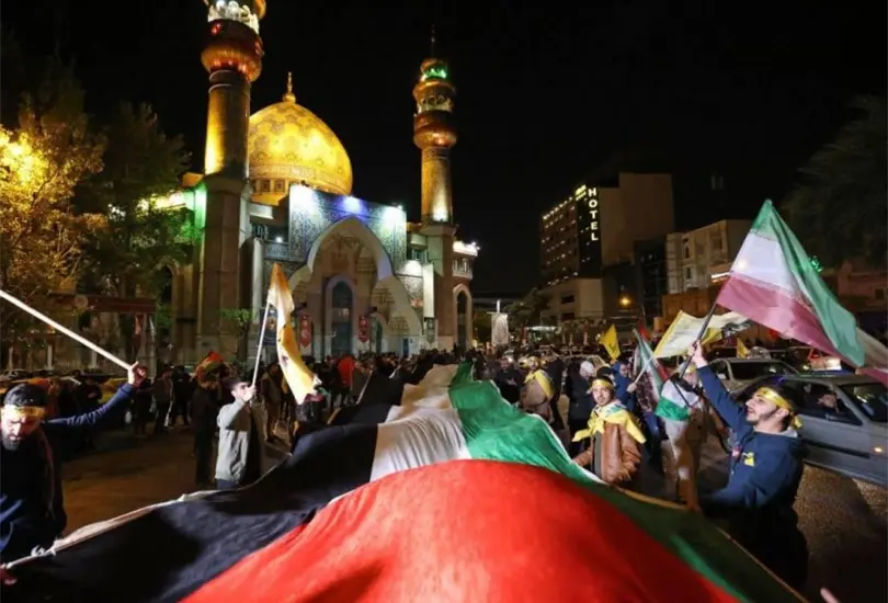 Ciudadanos de Ir&aacute;n celebrando el ataque con drones a Israel 