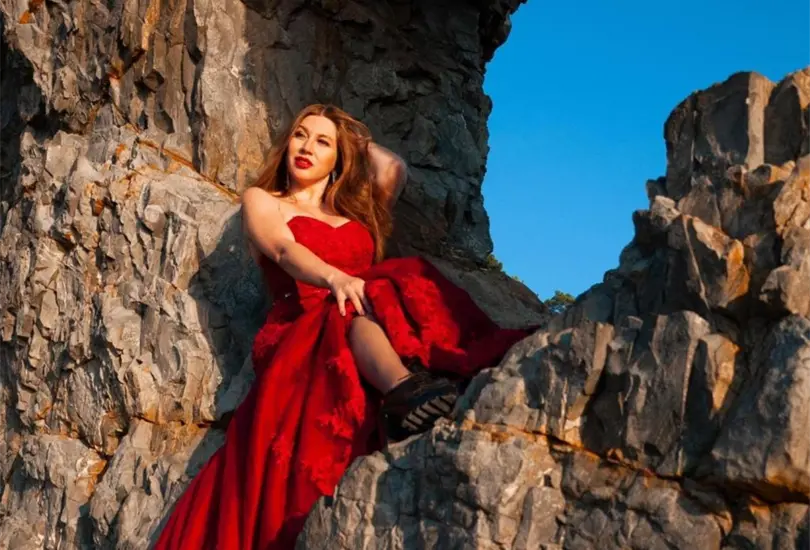 Inessa Polenko, influencer rusa cae al mar del Sur de Estados Unidos.