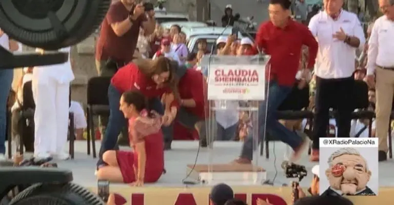 La candidata presidencial de Morena y partidos aliados cayó unos segundos tras tropezar mientras bailaba el corrido de Mazatlán con la aspirante al Senado, Imelda Castro. Foto X: @comoshingaz