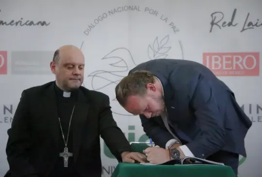 Santiago Taboada firmando el tratado por la paz