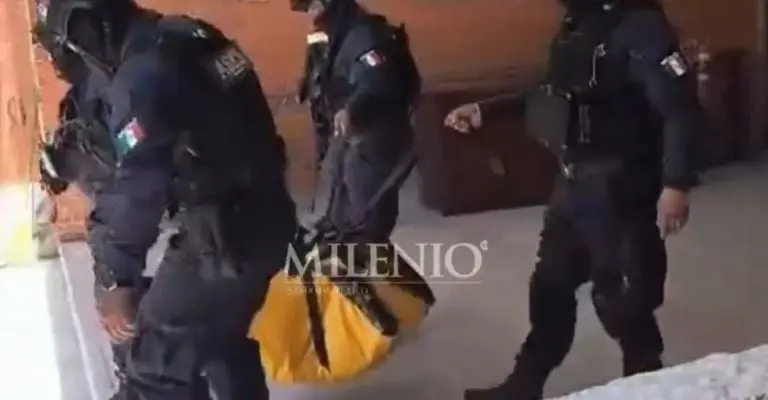 El momento en el que se llevaron la bomba. Foto: Milenio Estado de México.