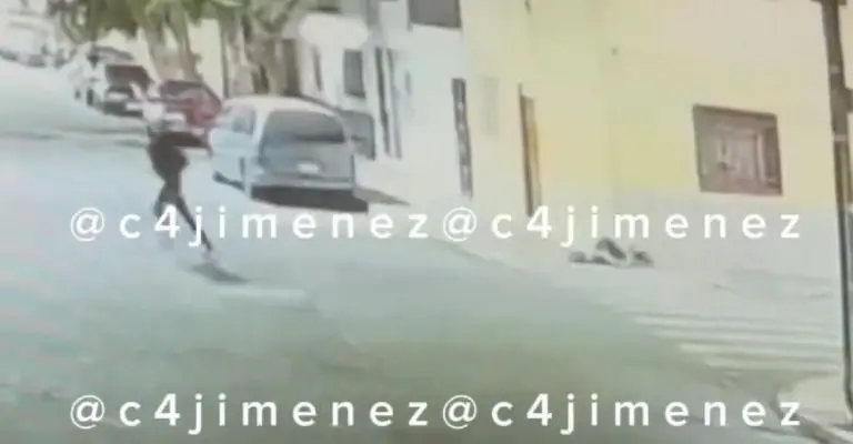 Una vez que lo remató, el hombre escapó de la escenaFoto: X @c4jimenez