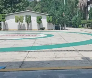 Adolescente golpea brutalmente a maestra de secundaria en Puebla