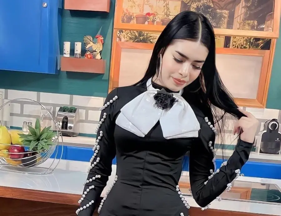 Desde los 6 años, comenzó a desarrollar su habilidad vocal, inicialmente como parte de una terapia para controlar su hiperactividad.