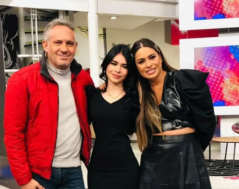 En 2020 anunció un dueto con Christian Nodal que no llegó a concretarse.