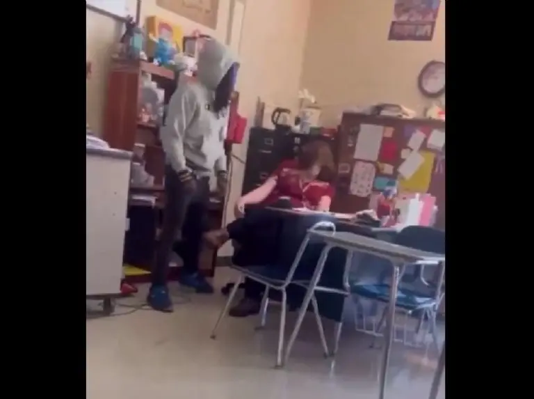 Estudiante agrede a profesora (X)