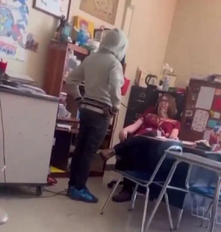 Estudiante agrede a profesora (X)