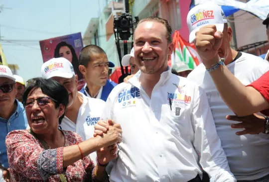 Santiago Taboada recorre las chozas en Iztacalco Compromiso por seguridad y calidad de vida