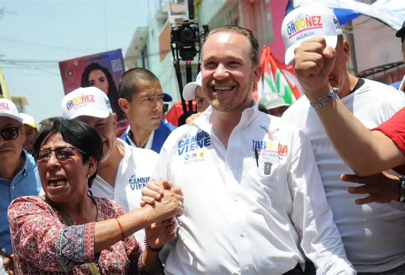 Santiago Taboada recorre las chozas en Iztacalco Compromiso por seguridad y calidad de vida