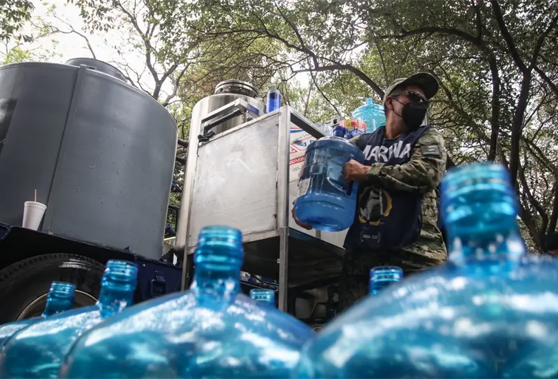 Marina y personal de gobierno reparten agua en la alcald&iacute;a