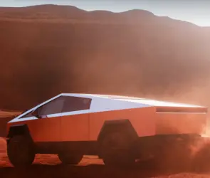 Conductor choca su Tesla, asegura que el acelerador se quedó trabado