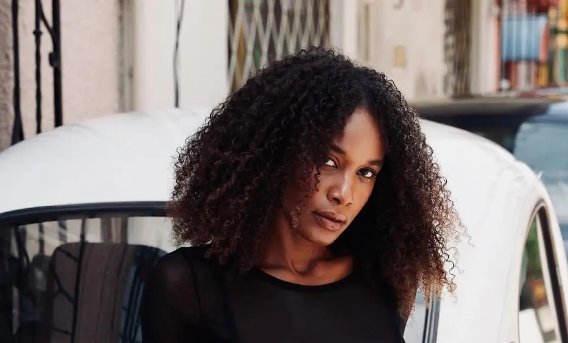 Es una modelo estadounidense que se mud&oacute; a la Ciudad de M&eacute;xico por trabajo y en sus redes sociales se quej&oacute; de los organilleros, a quienes pidi&oacute; no darles dinero. Por sus comentarios, fue despedida de su agencia, pero seg&uacute;n sus publicaciones en Instagram, contin&uacute;a viviendo en M&eacute;xico.