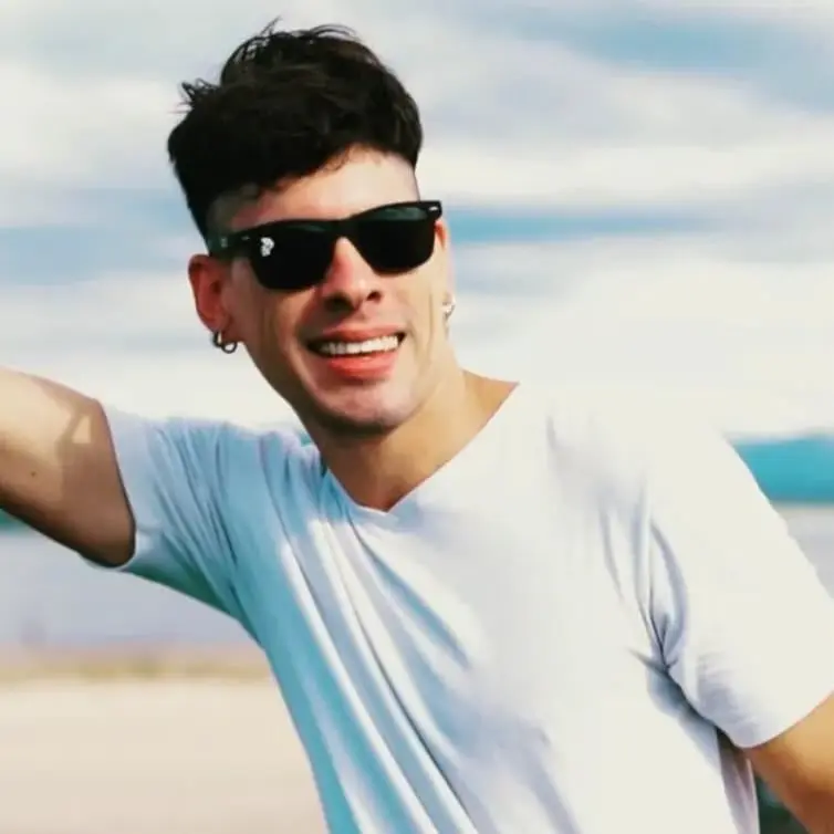 Tras el triunfo de Argentina en el Mundial de 2022, el m&uacute;sico arremeti&oacute; en Twitter contra todos los mexicanos, a quienes acus&oacute; de tener envidia y resentimiento por ser malos en el f&uacute;tbol. Por sus declaraciones, fue expulsado de Los Caligaris.