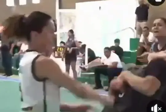 Basquetbolista da brutal puñetazo a contrincante en pleno partido; la suspenden 2 años Basquetbolista da brutal puñetazo a contrincante en pleno partido; la suspenden 2 años