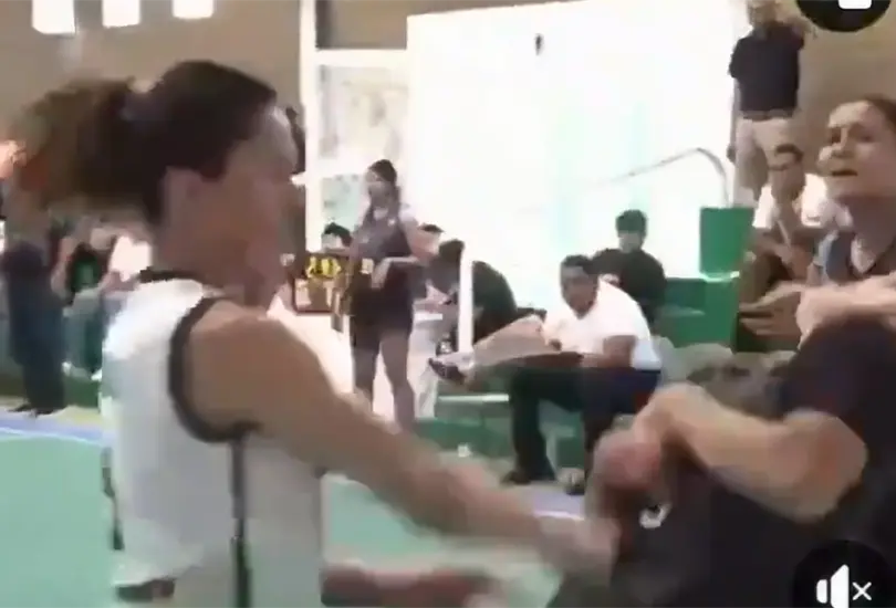 Basquetbolista da brutal puñetazo a contrincante en pleno partido; la suspenden 2 años Basquetbolista da brutal puñetazo a contrincante en pleno partido; la suspenden 2 años