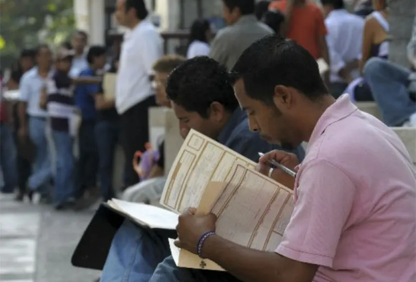 La tasa de desempleo en México se ubicó en febrero pasado en el 2.5% de la población económicamente activa. La tasa de desempleo en México se ubicó en febrero pasado en el 2.5% de la población económicamente activa.