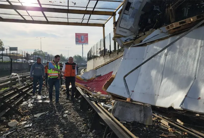 Tragedia en Lína 5 del Metro: muere conductor que chocó su tráiler en barda Tragedia en Lína 5 del Metro: muere conductor que chocó su tráiler en barda