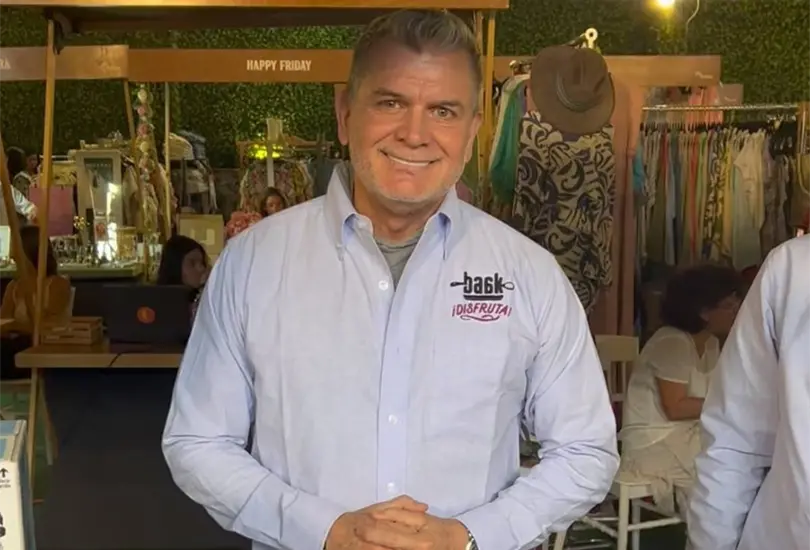 Sergio Bas&aacute;&ntilde;ez vendiendo en bazares 