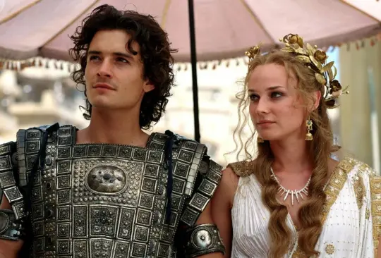 Troya fue una exitosa película de época del 2004, basada en La Ilíada y La Odisea. La historia se desarrolla en el año 1193 a. C., cuando París, hijo de Príamo y príncipe de Troya, rapta a Helena, esposa de Menelao, el rey de Esparta, lo que desencadena la Guerra de Troya, en la que se enfrentan griegos y troyanos.