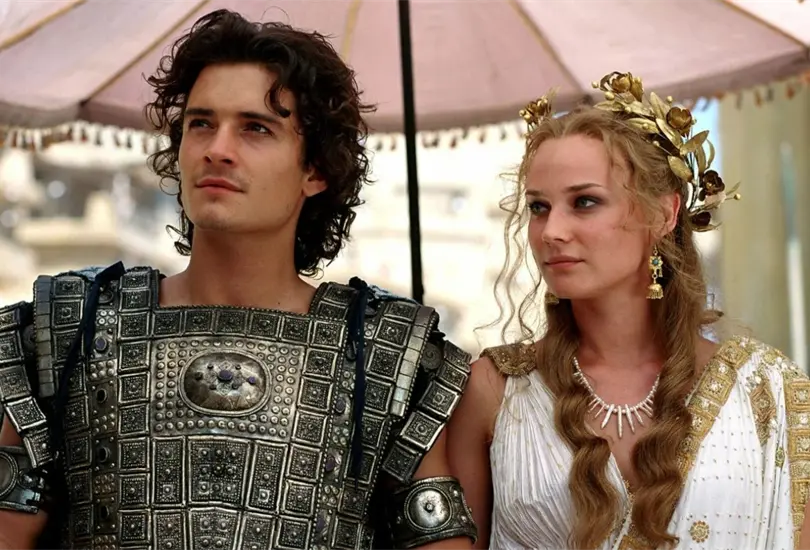 Troya fue una exitosa película de época del 2004, basada en La Ilíada y La Odisea. La historia se desarrolla en el año 1193 a. C., cuando París, hijo de Príamo y príncipe de Troya, rapta a Helena, esposa de Menelao, el rey de Esparta, lo que desencadena la Guerra de Troya, en la que se enfrentan griegos y troyanos. Troya fue una exitosa película de época del 2004, basada en La Ilíada y La Odisea. La historia se desarrolla en el año 1193 a. C., cuando París, hijo de Príamo y príncipe de Troya, rapta a Helena, esposa de Menelao, el rey de Esparta, lo que desencadena la Guerra de Troya, en la que se enfrentan griegos y troyanos.