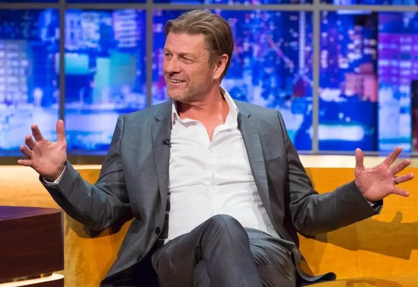 Ahora tiene 64 años, está casado con Ashley Moore y es padre de 4 hijos. Ha trabajado en series como 'Snowpiercer: Rompenieves' y 'El mundo en llamas'.