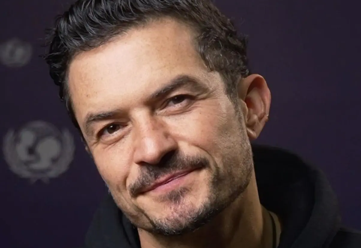 Ahora tiene 47 años, es padre de 2 hijos y mantiene una relación con la cantante Katy Perry. En los últimos años ha participado en las películas 'Gran Turismo' y 'The Outpost'.