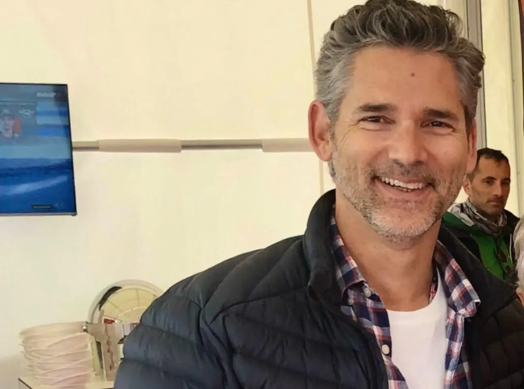 Ahora tiene 55 años, está casado con Rebecca Gleeson y tienen dos hijos. Ha trabajado en películas como 'Secretos del pasado' y 'Líbranos del mal'.