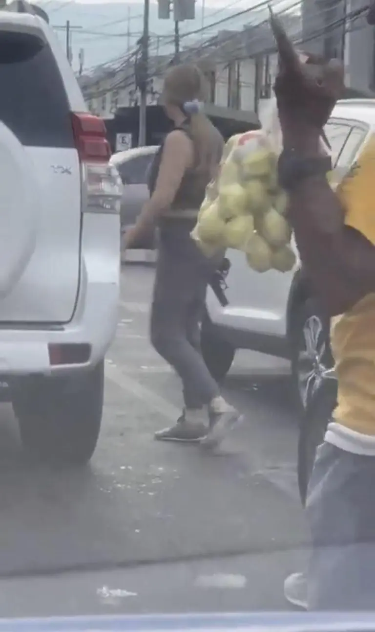 La mujer se retiró del lugar después de la amenazaFoto: Captura