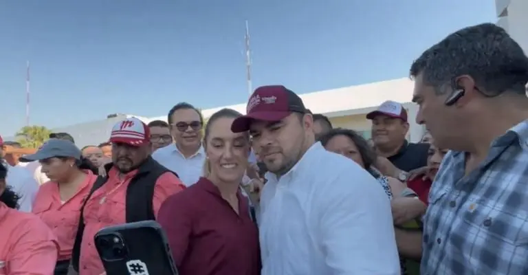 La abanderada se tomó durante varios minutos fotos con las personas en el lugarFoto: X @Claudiashein