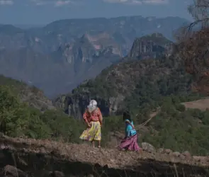 La mujer de estrellas y montañas: un documental sobre la vida de Rita, una rarámuri encerrada injustamente en Kansas