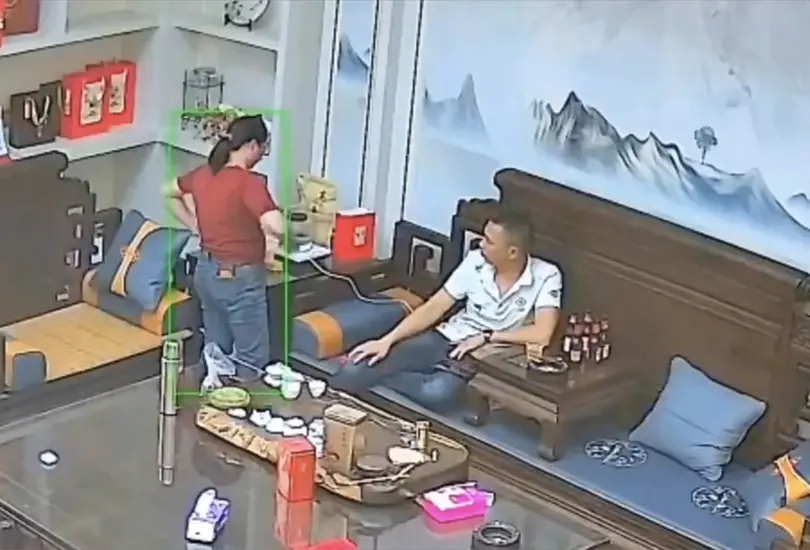 Mujer arroja agua caliente a su esposo durante una fuerte discusión Mujer arroja agua caliente a su esposo durante una fuerte discusión
