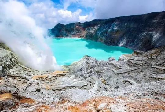 Mujer fallece al caer en volcán activo mientras se tomaba fotografías