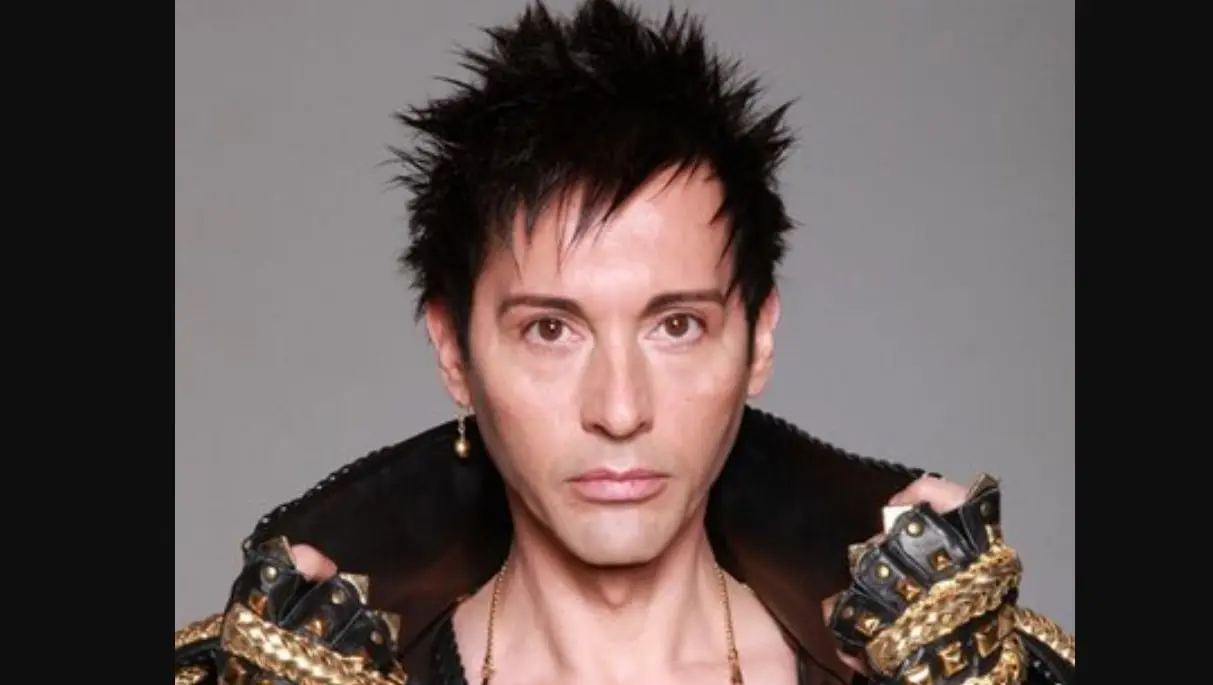 También conocido como Manolo, fue parte de los integrantes originales de Locomía. Abandonó la banda en 1992, pero continuó dedicándose a la música y trabajó varios años como bailarín en una discoteca de España. También conocido como Manolo, fue parte de los integrantes originales de Locomía. Abandonó la banda en 1992, pero continuó dedicándose a la música y trabajó varios años como bailarín en una discoteca de España.