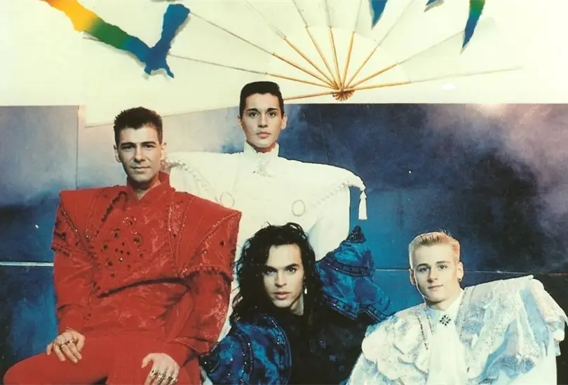 Locomía fue una popular agrupación española de electro-pop que surgió en 1983, pero alcanzó el éxito a finales de la década y principios de los años 90. El grupo se caracterizaba por sus vestimentas coloridas y sus bailes con abanicos. Locomía fue una popular agrupación española de electro-pop que surgió en 1983, pero alcanzó el éxito a finales de la década y principios de los años 90. El grupo se caracterizaba por sus vestimentas coloridas y sus bailes con abanicos.