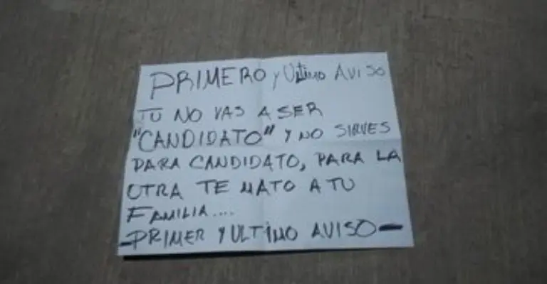 Mensaje dejado en la cartulina afuera del domicilio del candidatoFoto: Redes