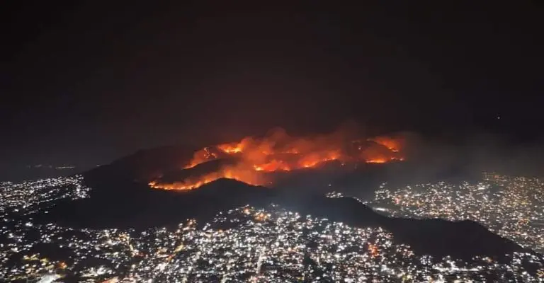 El humo no solo ha disminuido la visibilidad, sino que también ha deteriorado la calidad del aire en extensas áreas de la ciudad. Foto X: @solociudadanos