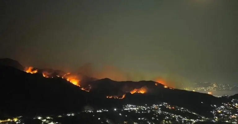 Acapulco se ve afectado por incendios en otras ubicaciones estratégicas, lo que dificulta los esfuerzos de control. Foto X: @Brody_Renteria