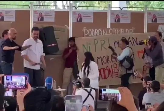 Los estudiantes continuaron con gritos de ¡Fuera Máynez! 