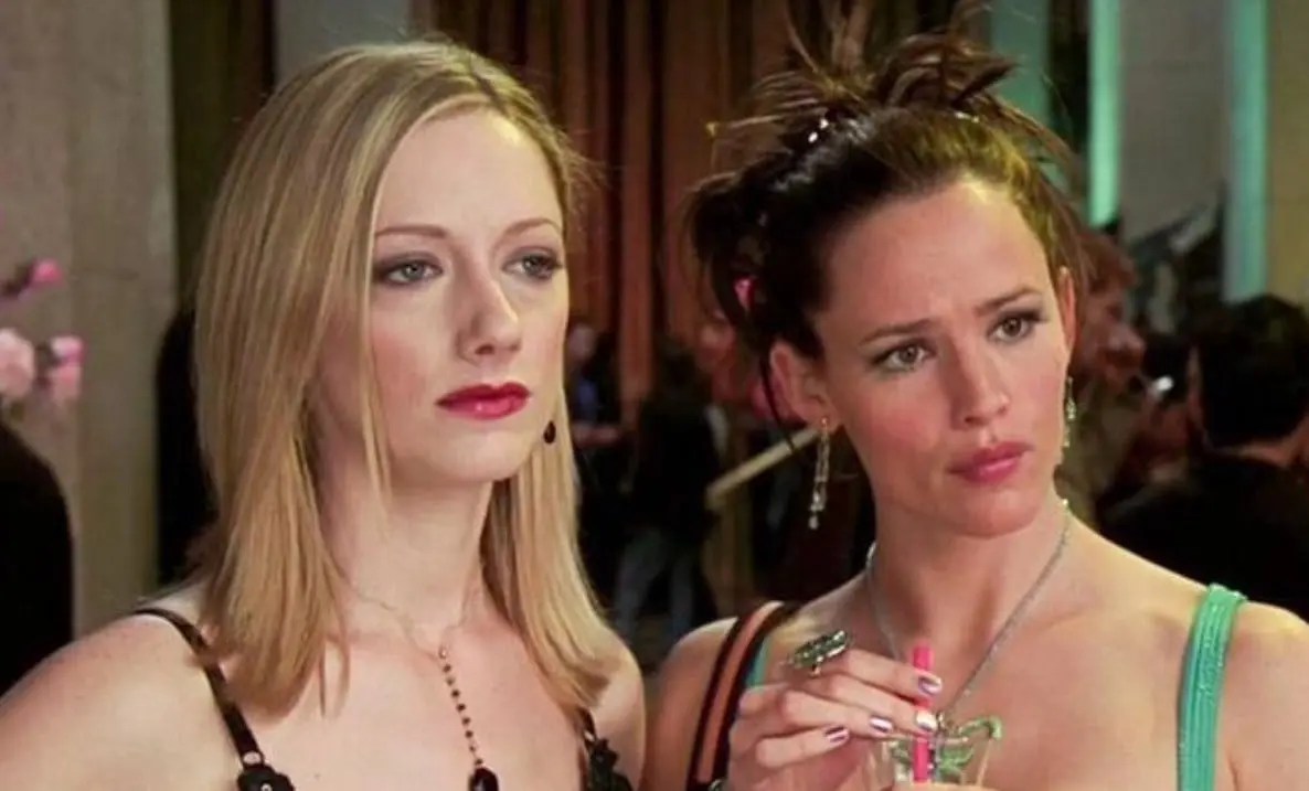 'Si tuviera 30' fue una popular película de comedia romántica que se estrenó en 2004. La historia gira en torno a una adolescente llamada Jenna Rink, quien lo único que quiere es ser popular y en su cumpleaños 13 pide de deseo tener 30 años, ser coqueta y próspera. Su sueño se hace realidad y al otro día se despierta con 30 años y la vida que soñaba, pero con la mentalidad de una chica de 13 años.