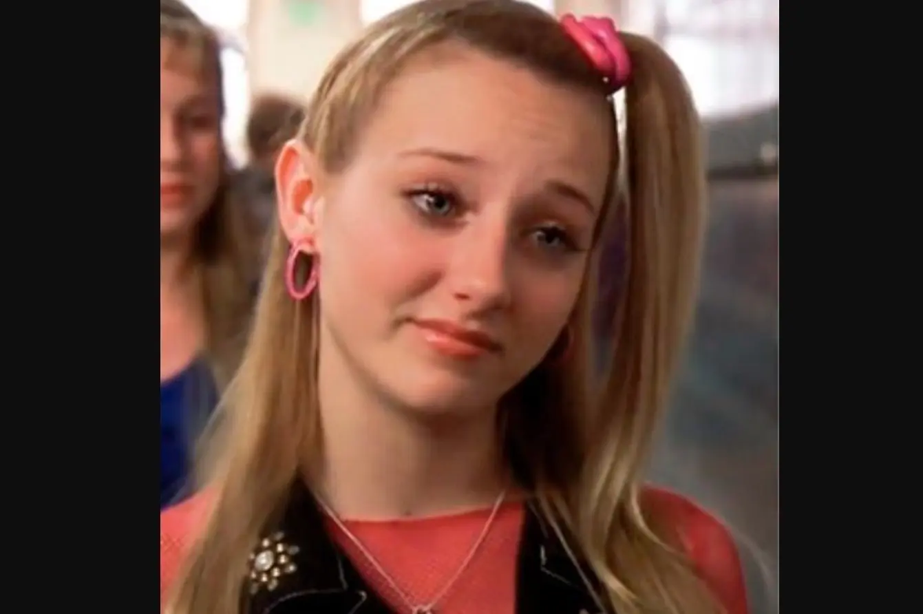 Alexandra Kyle interpretó a Lucy Wyman de joven, la líder de las populares.