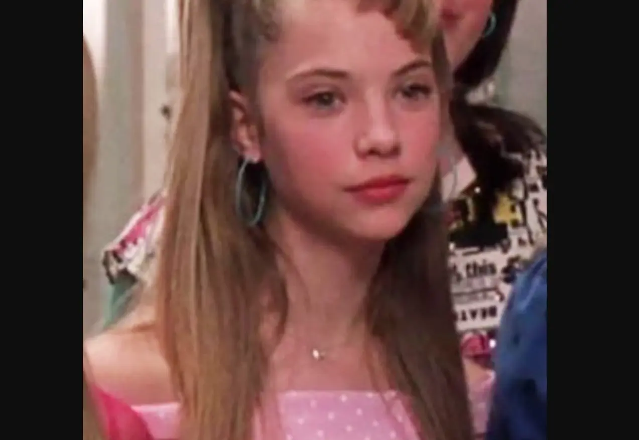 Ashley Benson interpretó a una de las chicas populares.