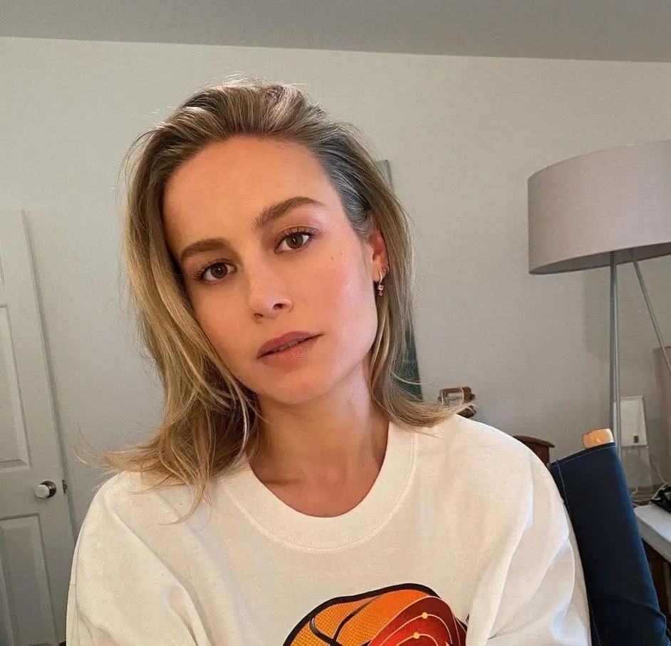 Ahora tiene 34 años de edad, ha protagonizado películas como 'Capitana Marvel' y 'The Marvels'.