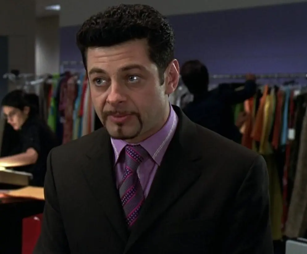 Andy Serkis interpretó a Richard Kneeland, el jefe de Jenna.