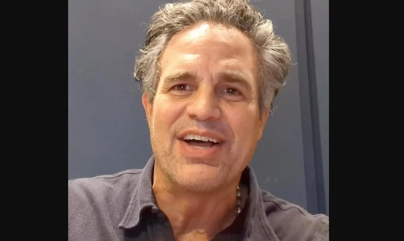 Ahora tiene 56 años, tiene 3 hijos y está casado con la actriz Sunrise Coigney. Ha trabajado en películas como 'Avengers' y 'Poor Things'.