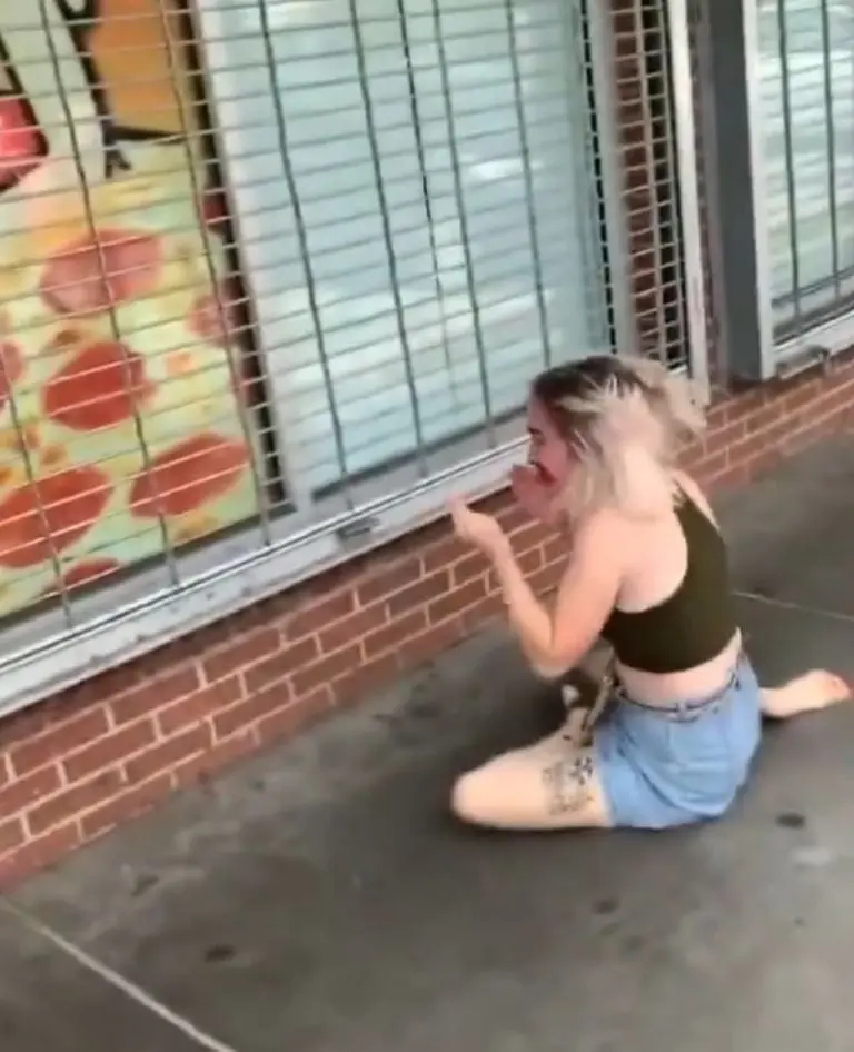 Brittany arrastró a Emily hasta la calle, donde continuó golpeándola | Foto: Especial