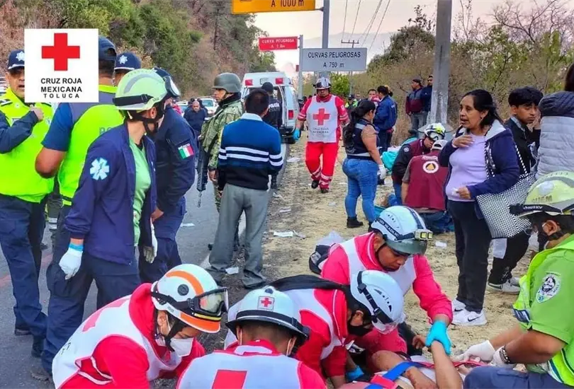 La Secretaría de Seguridad del Estado de México confirmó que al menos 14 personas perdieron la vida en el accidente, y otras 31 resultaron heridas La Secretaría de Seguridad del Estado de México confirmó que al menos 14 personas perdieron la vida en el accidente, y otras 31 resultaron heridas