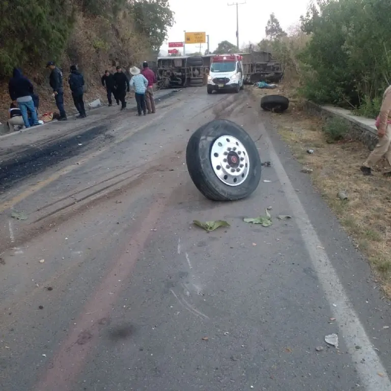 Vuelca camión con peregrinos en Malinalco - Especial
