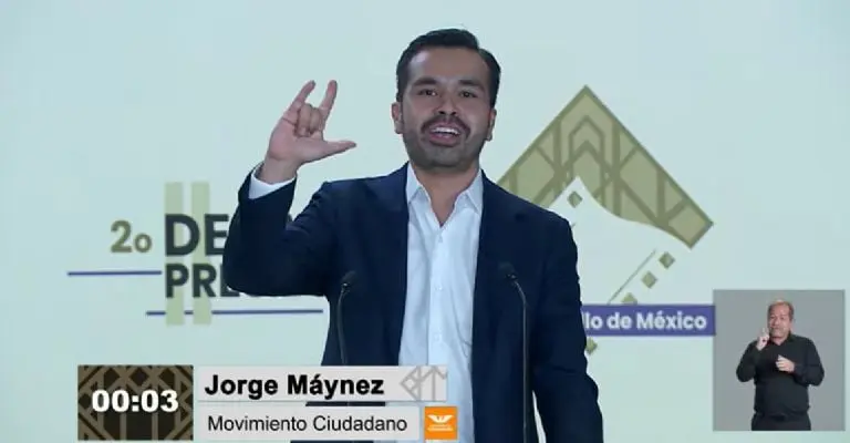 Álvarez Máynez hizo una señal dirigida a la comunidad sorda. Foto: INE