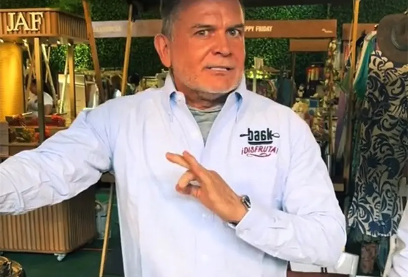 Sergio Bas&aacute;&ntilde;ez vende caldo de huesos